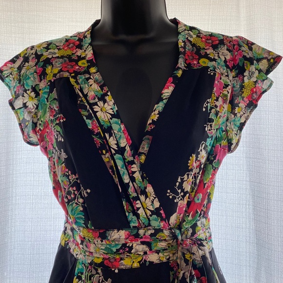 Nanette Lepore Dresses & Skirts - Unique dress colorful 2 pockets . Beautiful !